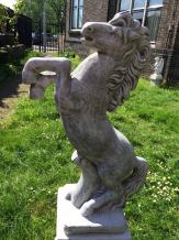 Pferd - auf Sockel - Tierstatue aus Stein - 110 cm - klassisch